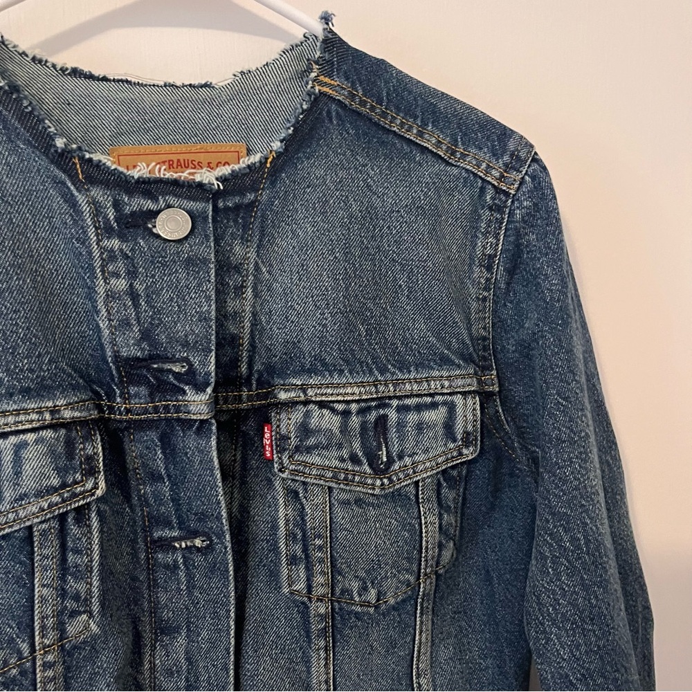 Levi’s Altered Collarless Trucker Jacket Blue Jean Denim Women’s Medium - Picture 2 of 12